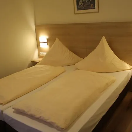 מלון Hotel-restaurant Stern 2*